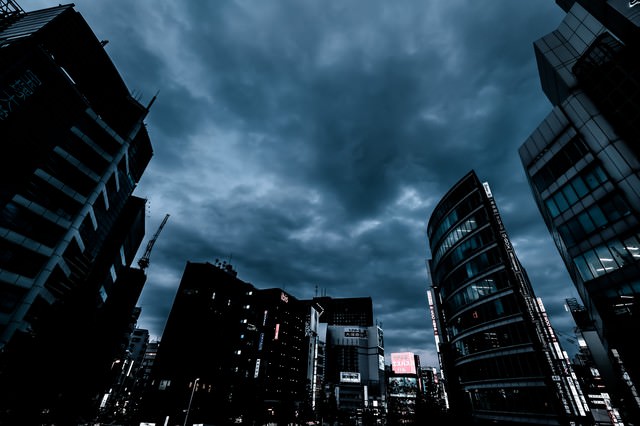 「曇り空と新宿のビル群（夕暮れ）」のフリー写真素材